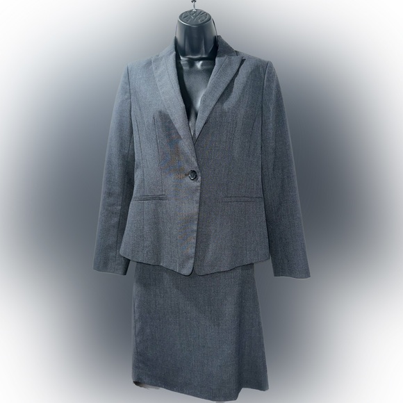 Ann Taylor Two Piece Suit Set, Blazer and Skirt, 4P. - Picture 1 of 3